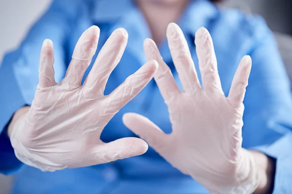 Nahaufnahme Der Hände Einer Krankenschwester Medizinischen Handschuhen Einer Medizinischen Klinik — Stockfoto