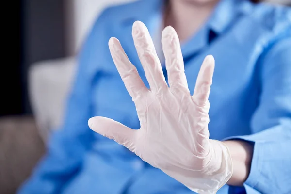 Nahaufnahme Der Hände Einer Krankenschwester Medizinischen Handschuhen Einer Medizinischen Klinik — Stockfoto