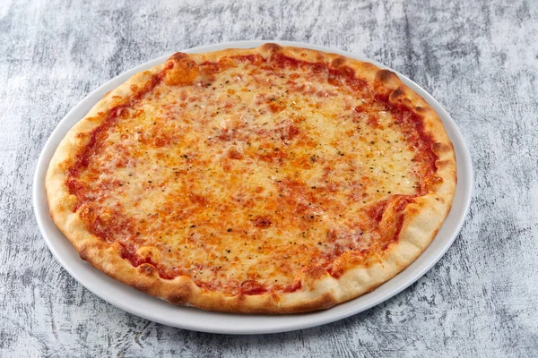 Φρέσκια Πίτσα Στο Λευκό Πιάτο — Φωτογραφία Αρχείου