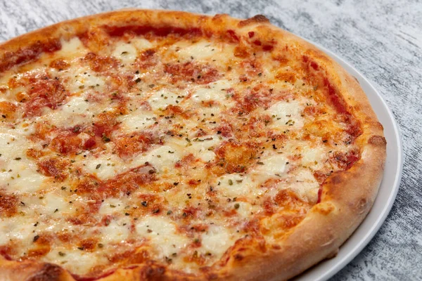 Färsk Pizza Den Vita Tallriken — Stockfoto