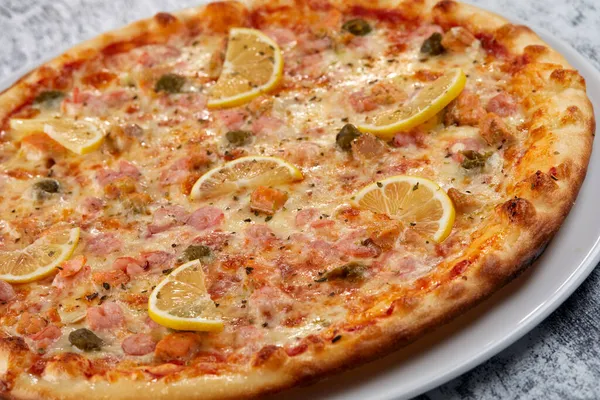 Beyaz Tabakta Taze Pizza — Stok fotoğraf