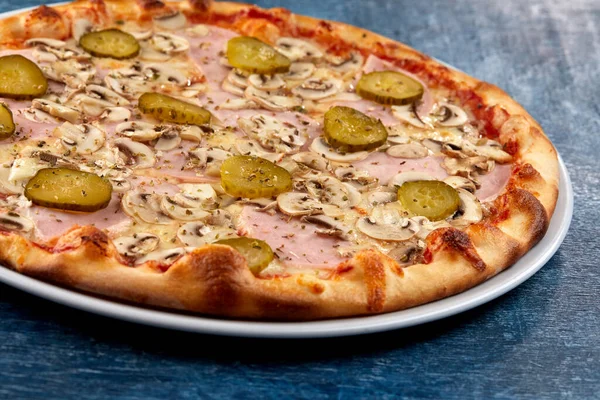 Friss Pizza Fehér Tányéron — Stock Fotó