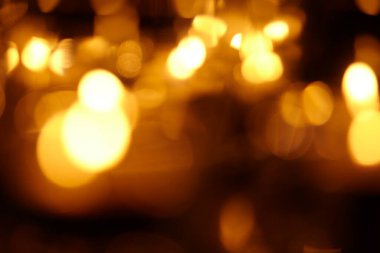 Koyu arkaplanda mum ışıkları