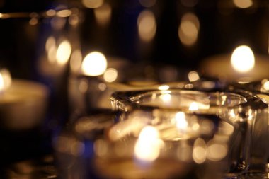 Koyu arkaplanda mum ışıkları