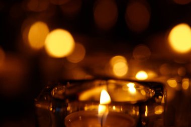 Koyu arkaplanda mum ışıkları