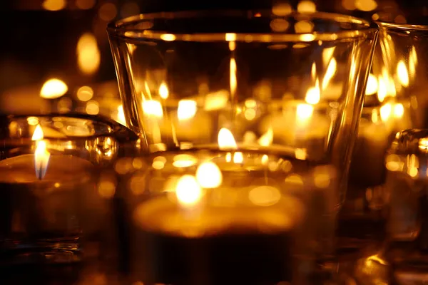 Kerzenlichter Auf Dem Dunklen Hintergrund — Stockfoto
