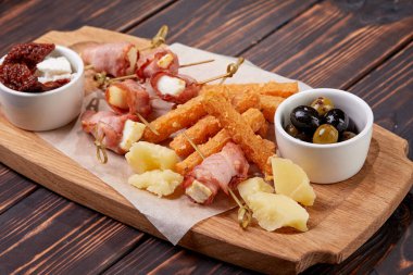 Ahşap arka planda lezzetli bir aperatif.