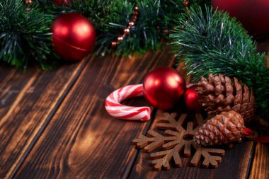 Ahşap arka planda Noel süslemeleri