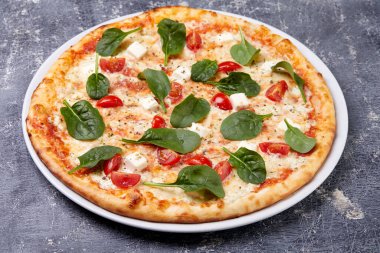 Tavuk ve peynirli lezzetli pizza.