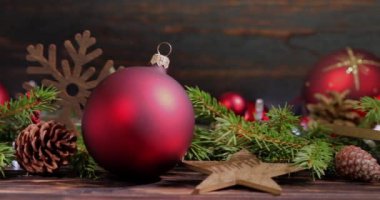 Noel süsleri, Noel ağacı oyuncakları ve köknar dallarında çelenkler.