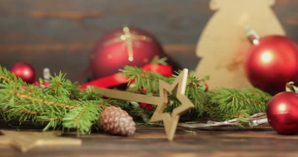 Weihnachtsschmuck Christbaumspielzeug Und Girlanden Auf Tannenzweigen — Stockvideo
