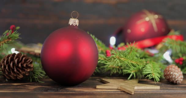 Weihnachtsschmuck Christbaumspielzeug Und Girlanden Auf Tannenzweigen — Stockvideo