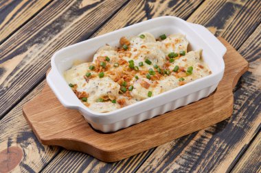 Soslu ve otlu köfteler.