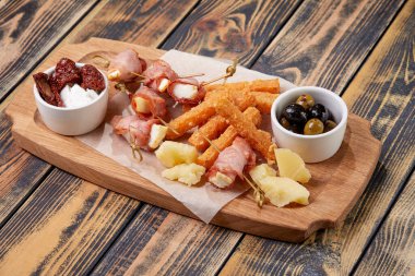 Ahşap arka planda lezzetli mezeler.