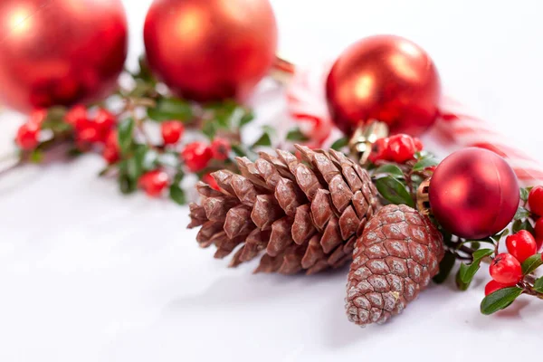 Karácsonyi Dekoráció Golyókkal Fenyőágakkal — Stock Fotó
