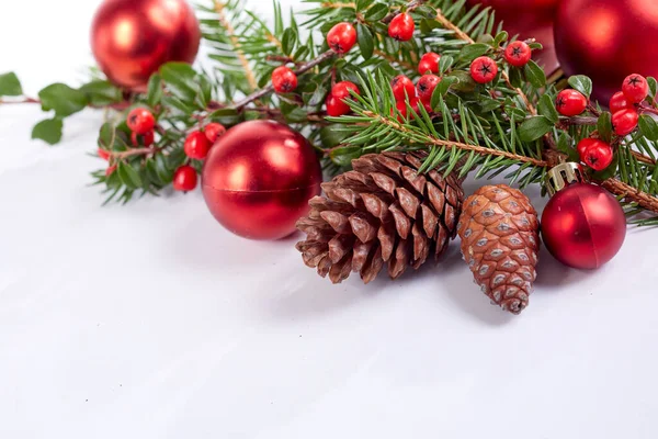 Weihnachtsschmuck Mit Kugeln Und Tannenzweigen — Stockfoto