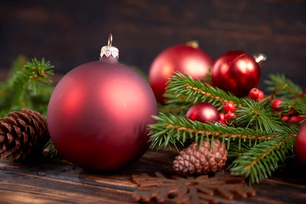 Vánoční Ozdoby Míčky Jedlovými Větvemi — Stock fotografie