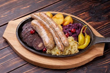 Geleneksel Alman usulü kızarmış et, haşlanmış patates, kırmızı lahana ve sebze.