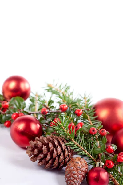 Weihnachtsschmuck Mit Kugeln Und Tannenzweigen — Stockfoto