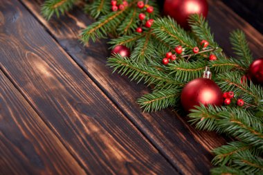 Toplu Noel süslemeleri ve köknar dalları