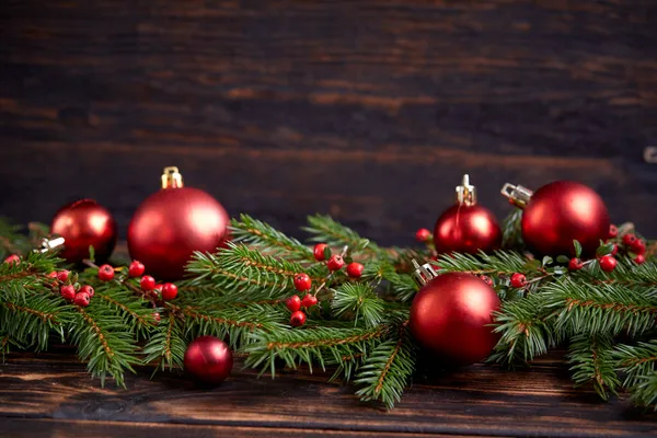 圣诞装饰用球和冷杉树枝 — 图库照片