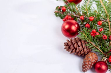 Toplu Noel süslemeleri ve köknar dalları