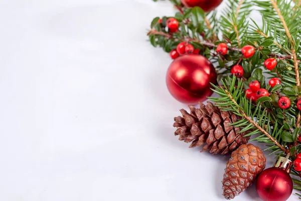 Juldekorationer Med Bollar Och Gran Grenar — Stockfoto