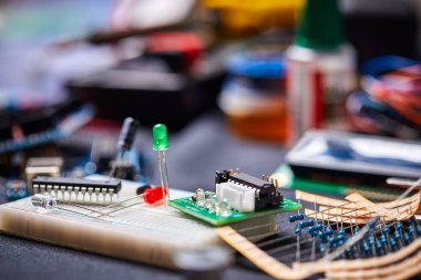 Siyah arkaplanda elektronik pano ve araç onarımları