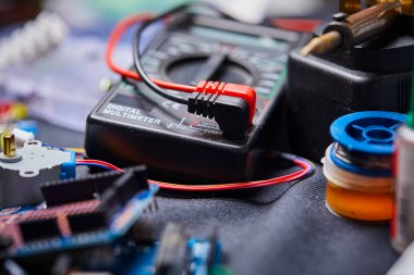 Siyah arkaplanda elektronik pano ve araç onarımları