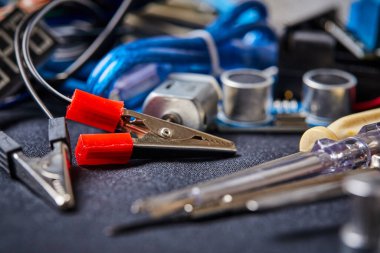 Siyah arkaplanda elektronik pano ve araç onarımları