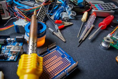 Siyah arkaplanda elektronik pano ve araç onarımları