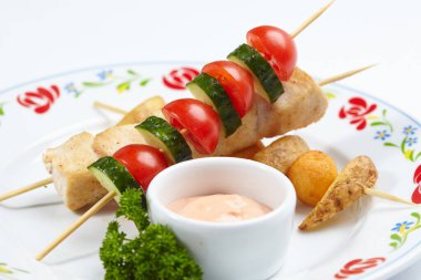Patates ve sebzeli tavuk kebabı.