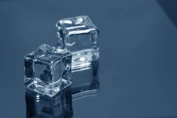 Eiswürfel Auf Dem Glashintergrund — Stockfoto