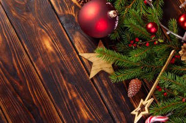 Ahşap yüzeydeki şenlikli Noel süslemelerine yakın çekim