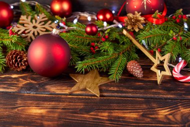 Ahşap yüzeydeki şenlikli Noel süslemelerine yakın çekim