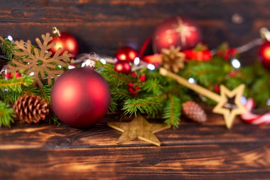Ahşap yüzeydeki şenlikli Noel süslemelerine yakın çekim