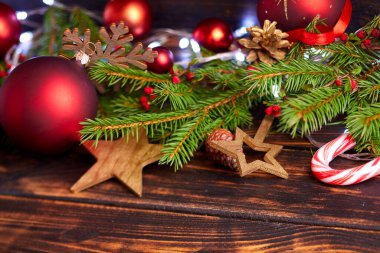 Ahşap yüzeydeki şenlikli Noel süslemelerine yakın çekim