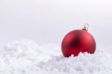  Noel kompozisyonu. Beyaz arka planda parlak Noel toplarının yakın görüntüsü 