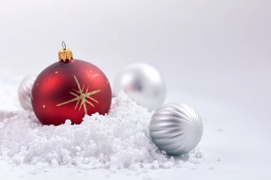  Noel kompozisyonu. Beyaz arka planda parlak Noel toplarının yakın görüntüsü 