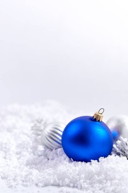  Noel kompozisyonu. Beyaz arka planda parlak Noel toplarının yakın görüntüsü 
