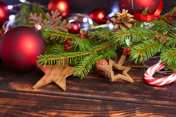 Close Van Feestelijke Kerstversieringen Houten Ondergrond — Stockfoto