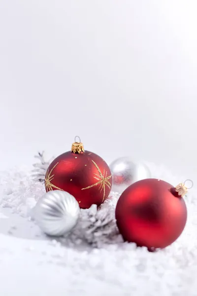 Kerstcompositie Close Weergave Van Glanzende Kerstballen Witte Achtergrond — Stockfoto