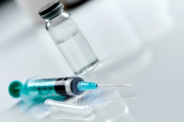  Aşı flakon şırınga ile içinde