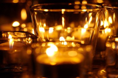 Koyu arkaplanda mum ışıkları