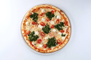 Beyaz tabakta taze pizza.