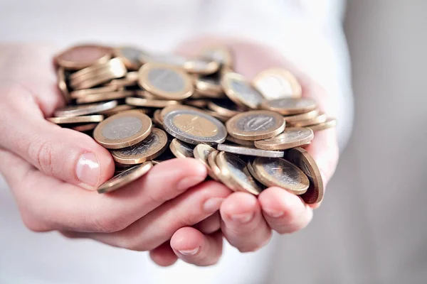 Frau Hält Münzen Händen — Stockfoto