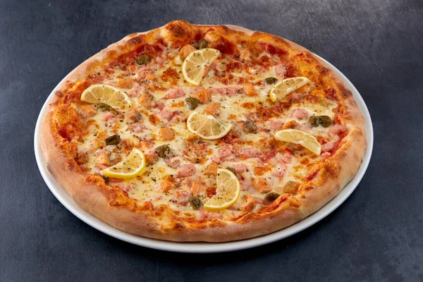 Pizza Fresca Prato Branco — Fotografia de Stock