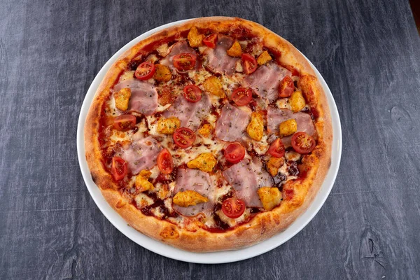 Pizza Fresca Sul Piatto Bianco — Foto Stock