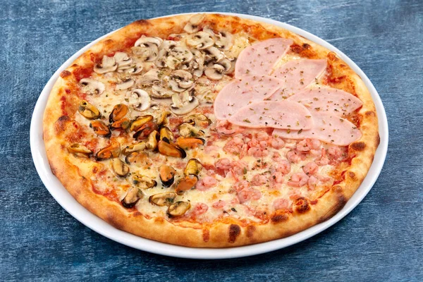Свежая Пицца Белой Тарелке — стоковое фото