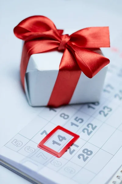 Día San Valentín Regalo Una Hoja Calendario —  Fotos de Stock